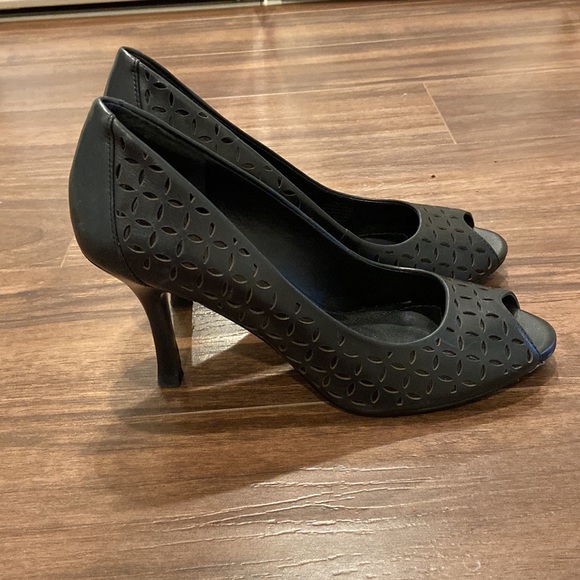 Beautiful Black Leather Arturo Chiang Peep-toe Pumps - Size 6 - Picture 6 of 7